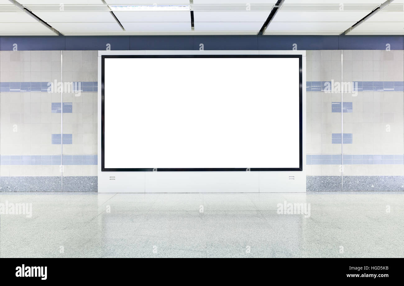 Tablero de anuncios digitales en blanco con pantalla blanca en moderno metro Foto de stock