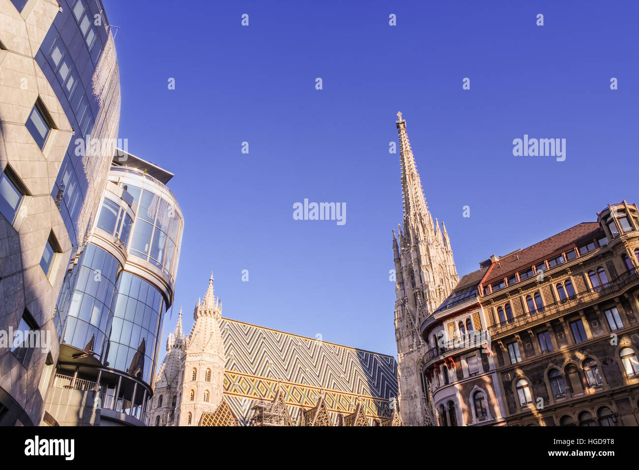 Ciudad Paisaje con medievales y modernos edificios góticos en Viena, Austria. Combinando la vieja y nueva arquitectura concepto Foto de stock