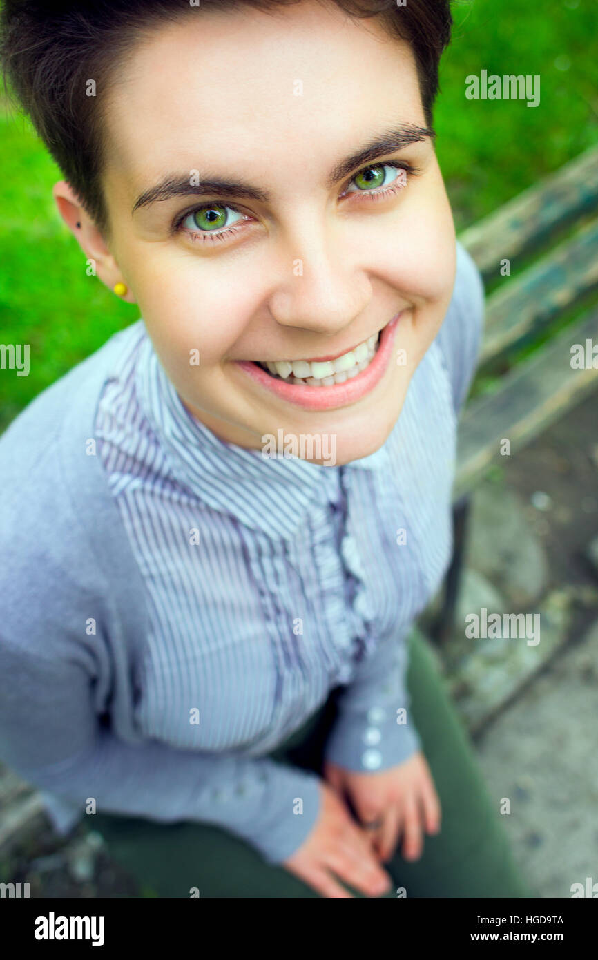 Alto Y Amplio Angulo De Vision Exterior Gracioso Retrato De Mujer Caucasica Con Pelo Corto Oscuro Mirando A La Camara Y Sonriendo Fotografia De Stock Alamy