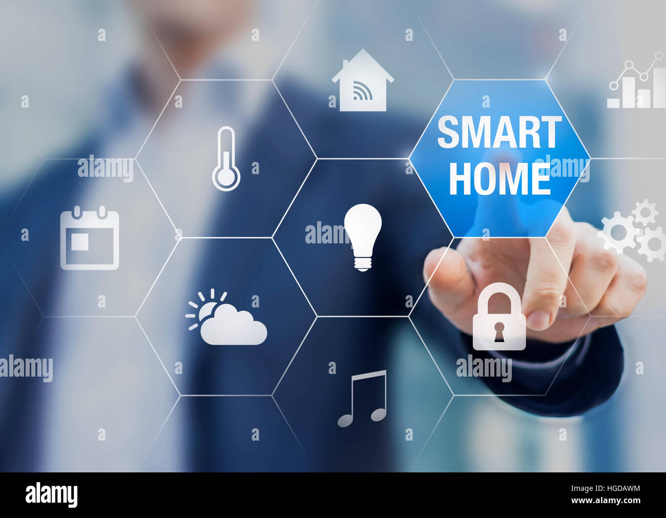 Concepto de automatización del hogar inteligente con los iconos que muestran las funcionalidades de esta nueva tecnología y una persona tocando un botón Foto de stock