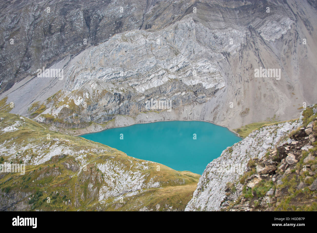 Luz azul lago Iffigsee en el Oberland bernés Foto de stock