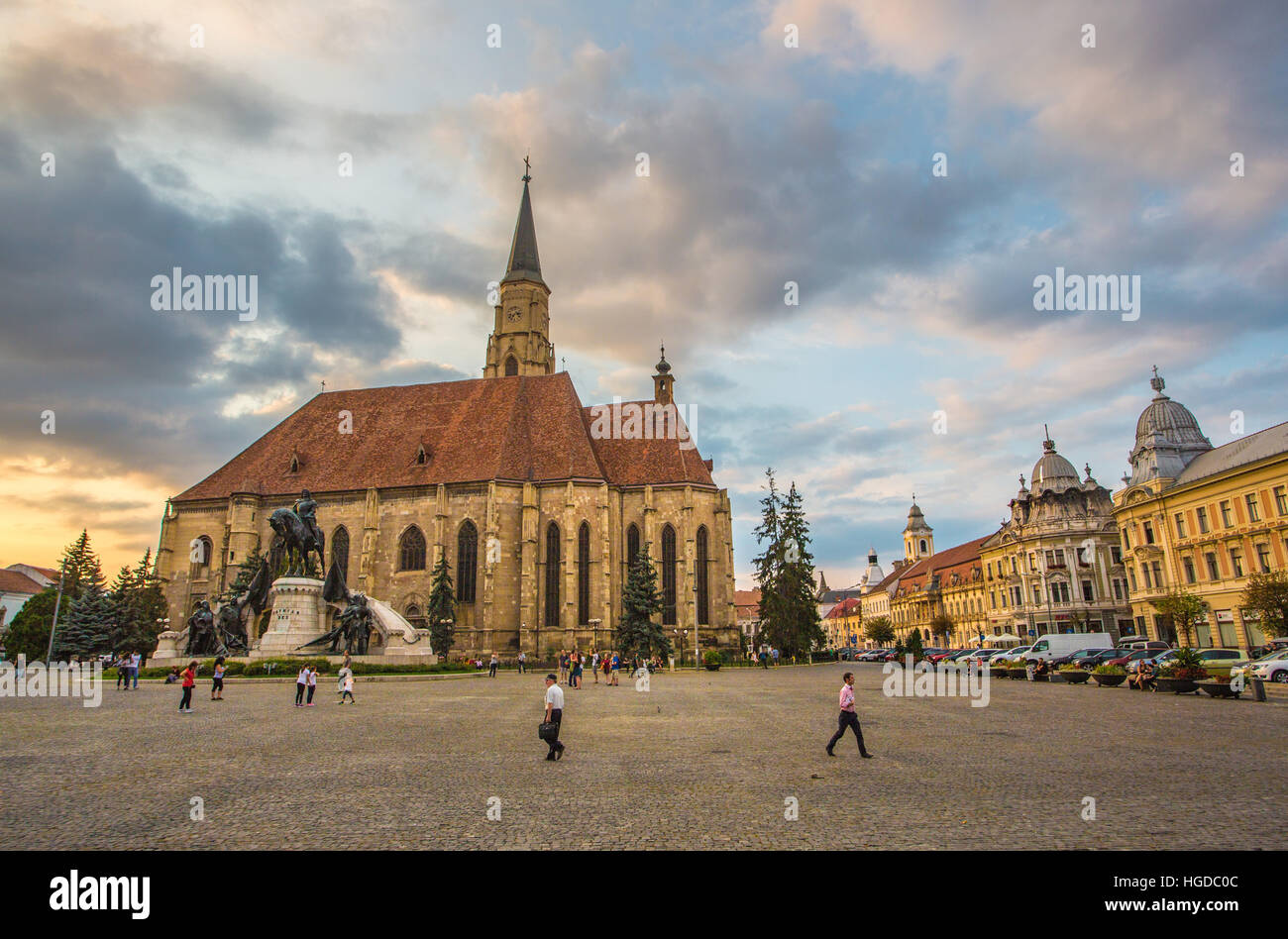 Rumania, Transylvania Cluj Napoca Ciudad, Mathia Rex Monumento, Iglesia de San Miguel, Plaza Unirii Foto de stock