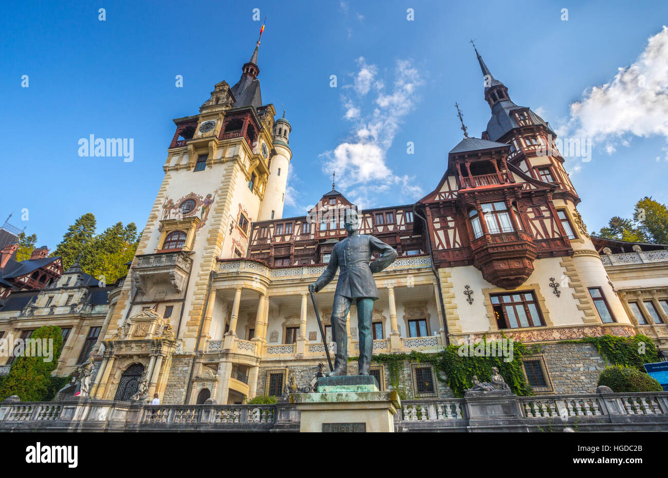 Rumania, Prahova, la ciudad de Sinaia, el castillo de Peles, estatua, Carol I. Foto de stock
