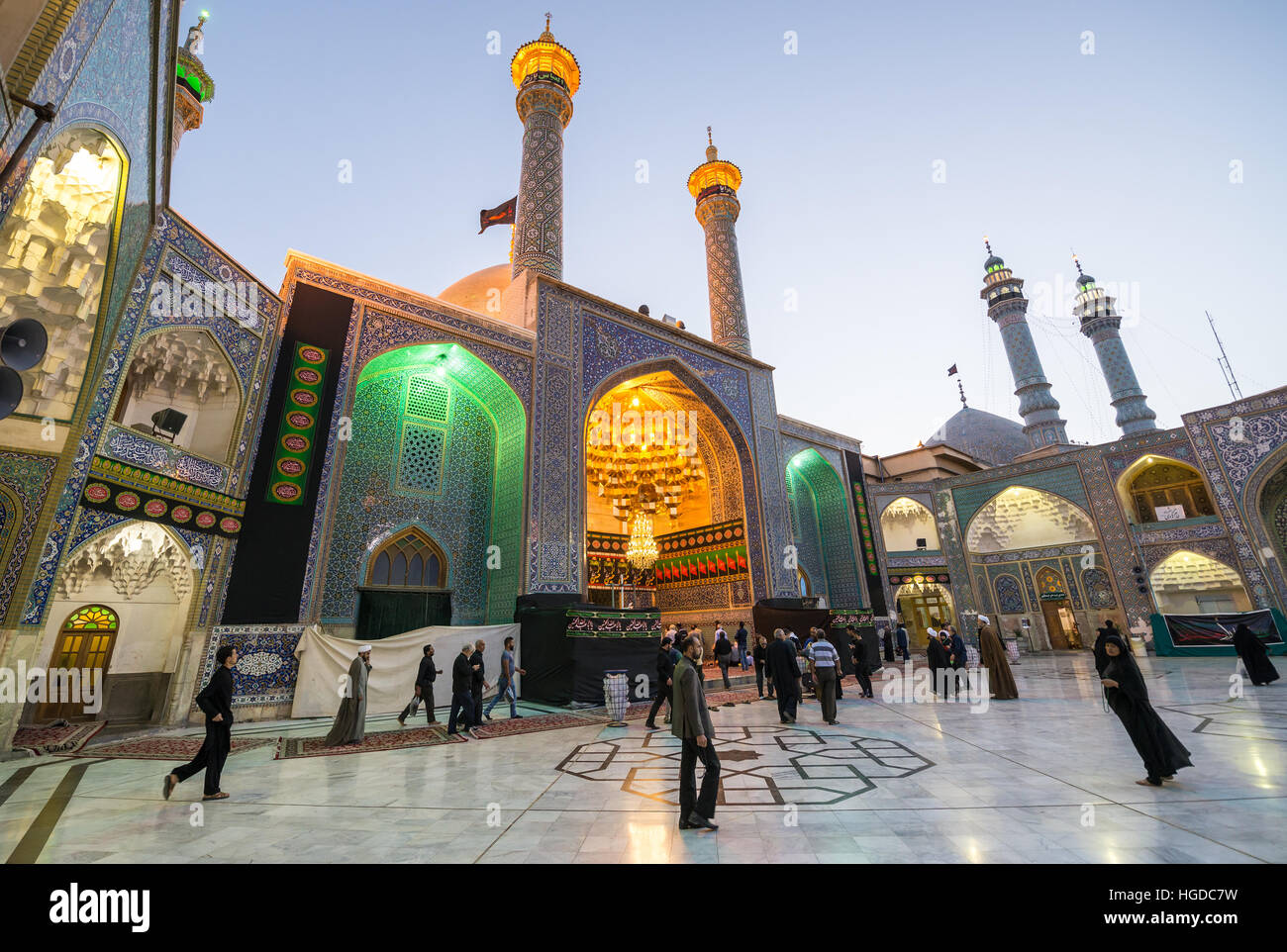 Entrada a la tumba de Fatima en Fatima Masumeh Santuario, lugar santo