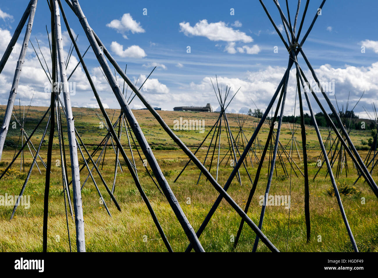 MT00043-00..MONTANA - Tepee polacos marca el sitio de los Nez Perce Natavie American Camping dirigido por Chief Joseph en Big Hole National Battlefield. Foto de stock