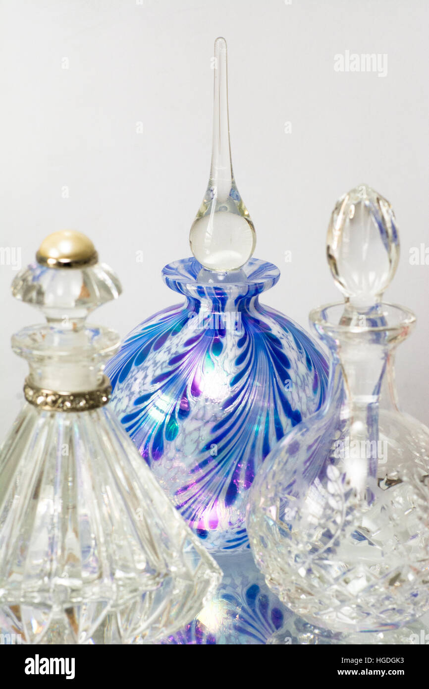 Glass blue perfume bottles fotografías e imágenes de alta resolución - Alamy
