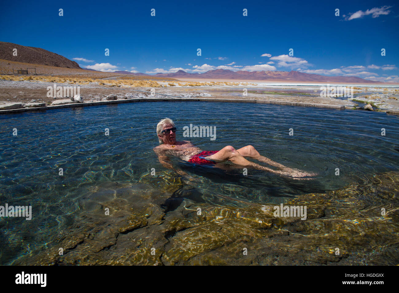 Baño termal en el desierto de Siloli Foto de stock