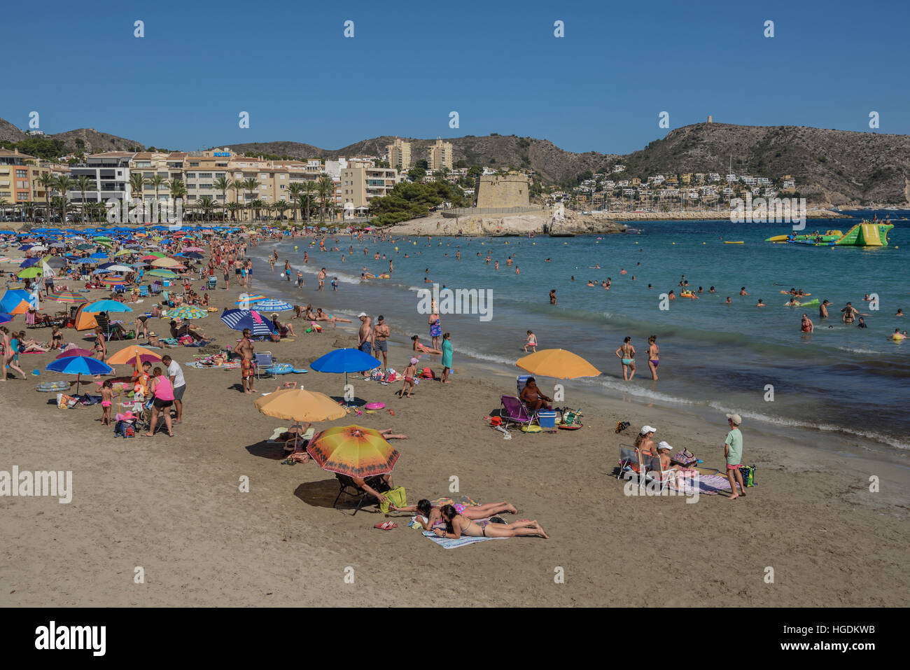 Platja de l'Ampolla Playa con fortaleza, Moraira, Alicante, Costa Blanca, España Foto de stock