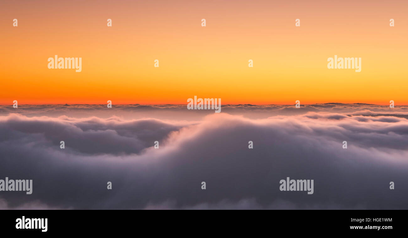 Las nubes bajas al amanecer de Dunkery Beacon, Exmoor National Park, Somerset, Inglaterra. Foto de stock
