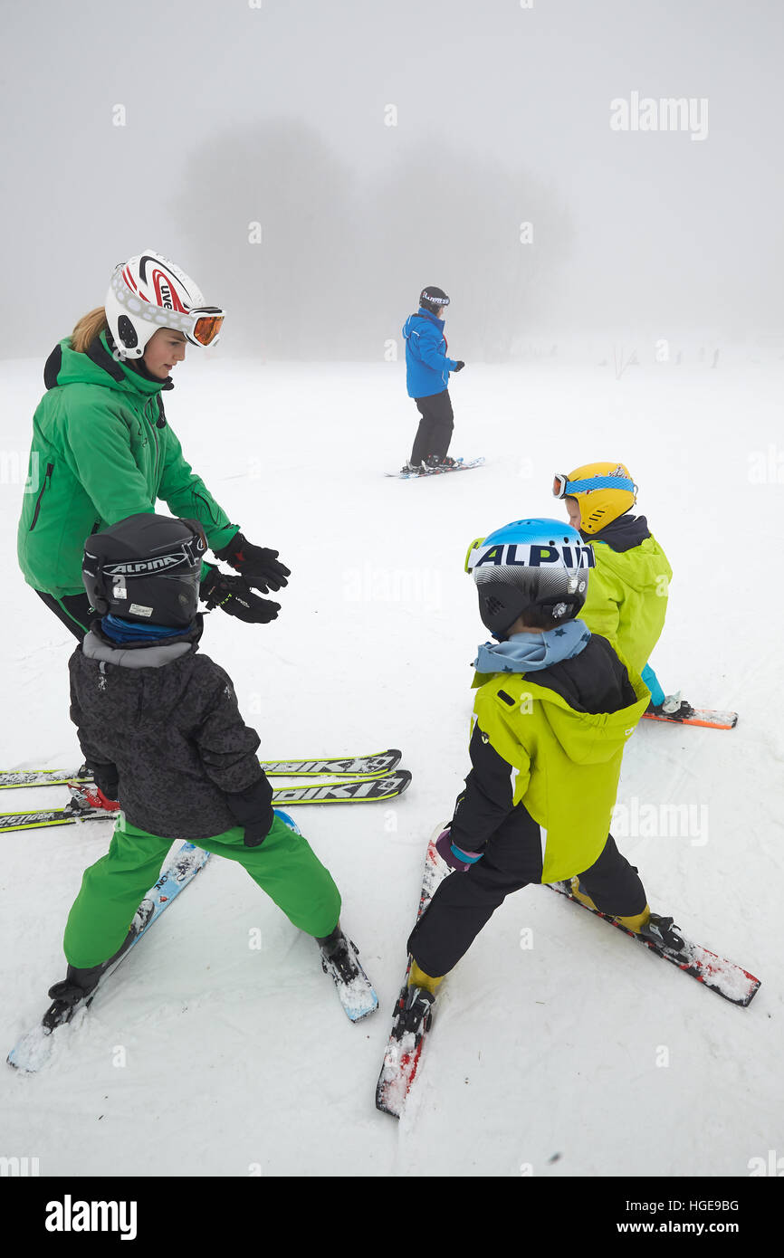 Bad Marienberg, Alemania. 08 ene, 2017. Instructor de esquí Vivien (l)  enseña a un grupo de niños cómo esquiar en el 500m de alto en el Schorrberg  Westerwald cerca de Bad Marienberg,