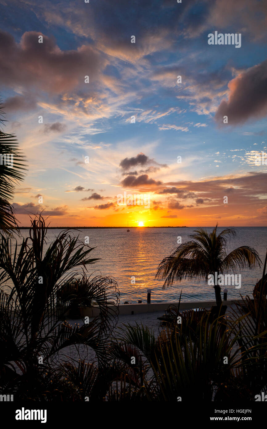 La puesta de sol en la hermosa isla de Bonaire en el Caribe Foto de stock