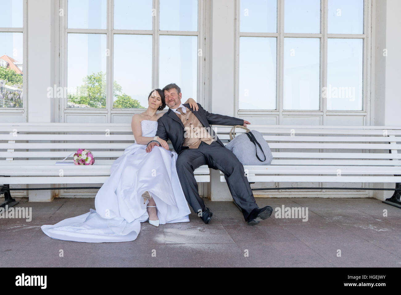 La novia y el novio descansa sobre un banco de trabajo Foto de stock