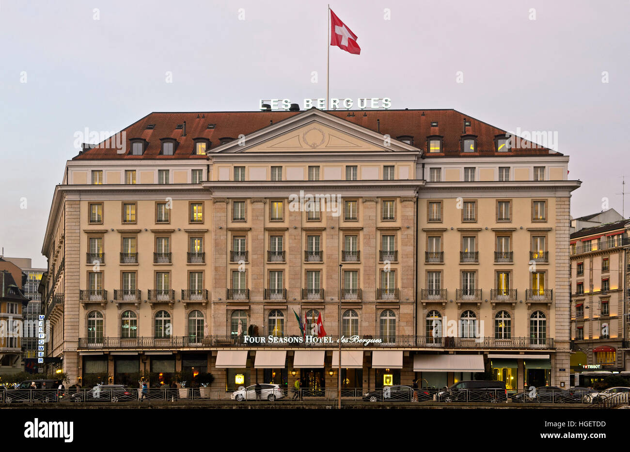 Four Seasons Hotel Des Bergues en una noche de diciembre, Ginebra, Suiza. Foto de stock