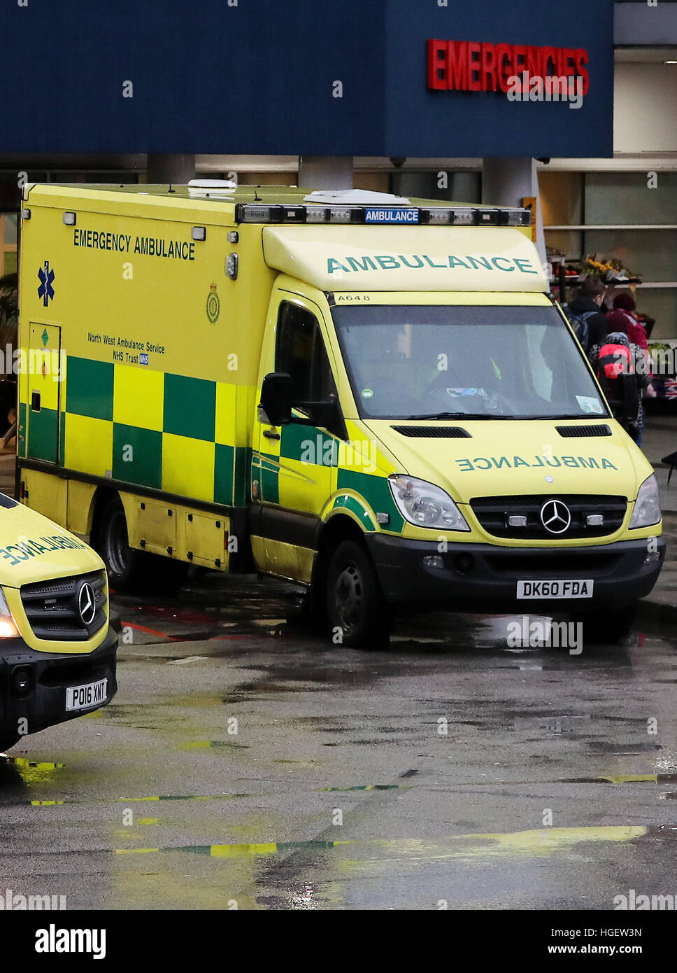 Ambulancias fuera del Departamento de Accidentes y Urgencias de la Royal Liverpool University Hospital. Foto de stock
