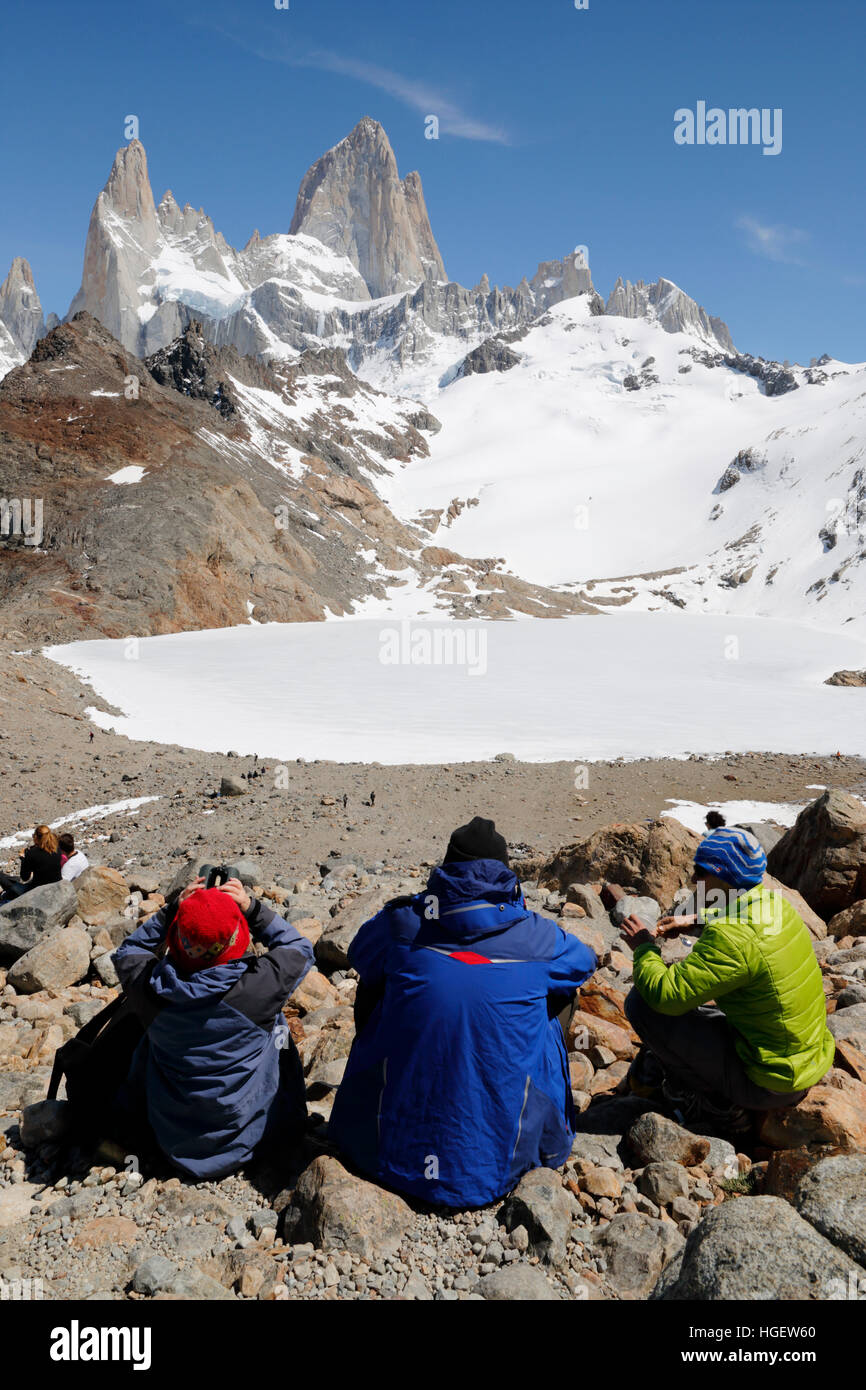 Los excursionistas por encima de la Laguna de los Tres, con vista del Monte Fitz Roy, El Chalten, Patagonia Argentina, Sudamérica Foto de stock