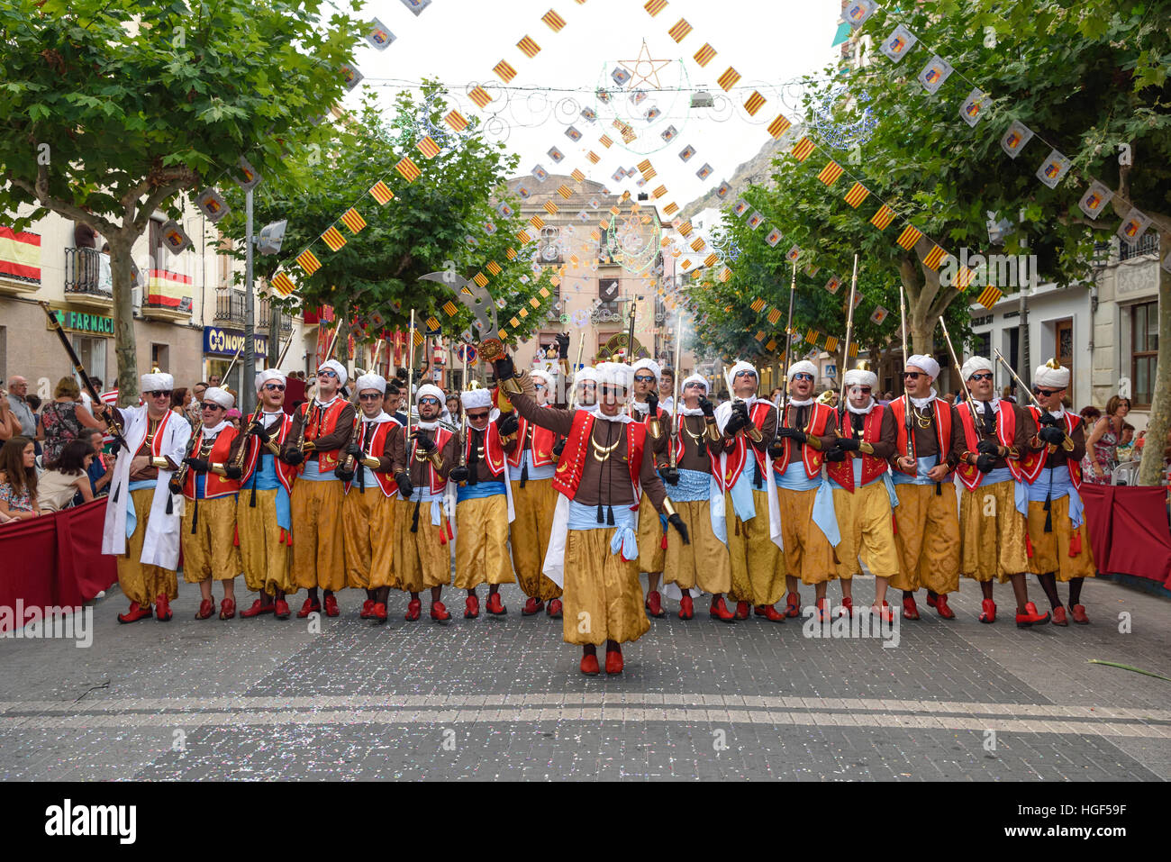 Grupo en trajes tradicionales, desfile de moros y cristianos, moros y cristianos, de Jijona o Xixona, provincia de Alicante Foto de stock