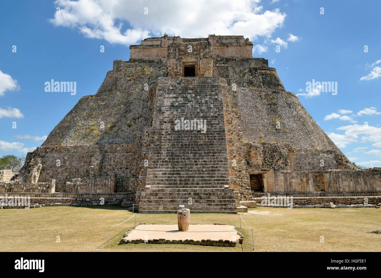 La Pirámide del Adivino, la Pirámide del Mago, antigua ciudad maya de Uxmal, Yucatán, México Foto de stock