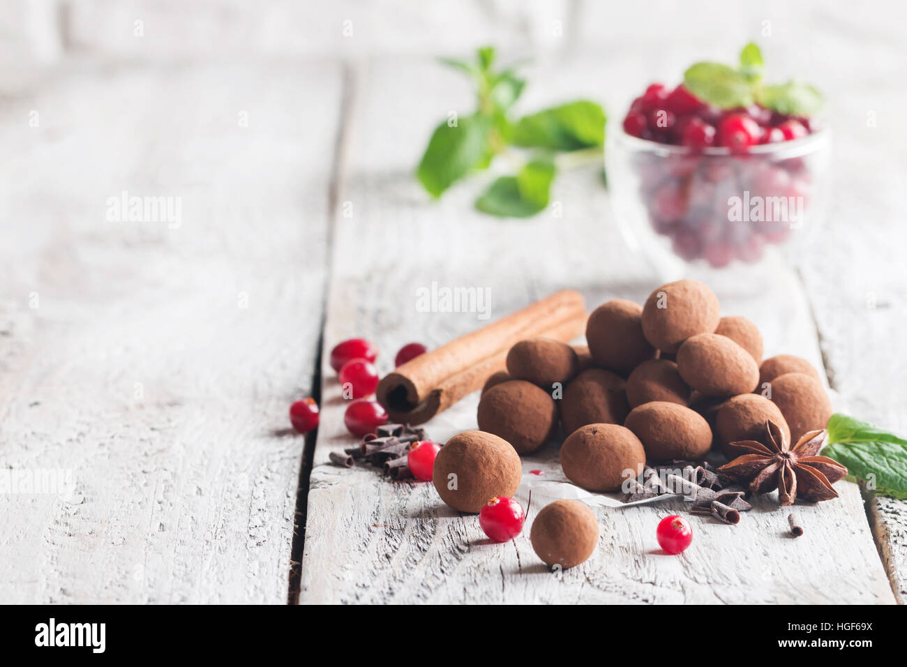 Trufas de chocolate vegana saludable casera con arándanos sobre papel blanco sobre fondo de madera Foto de stock