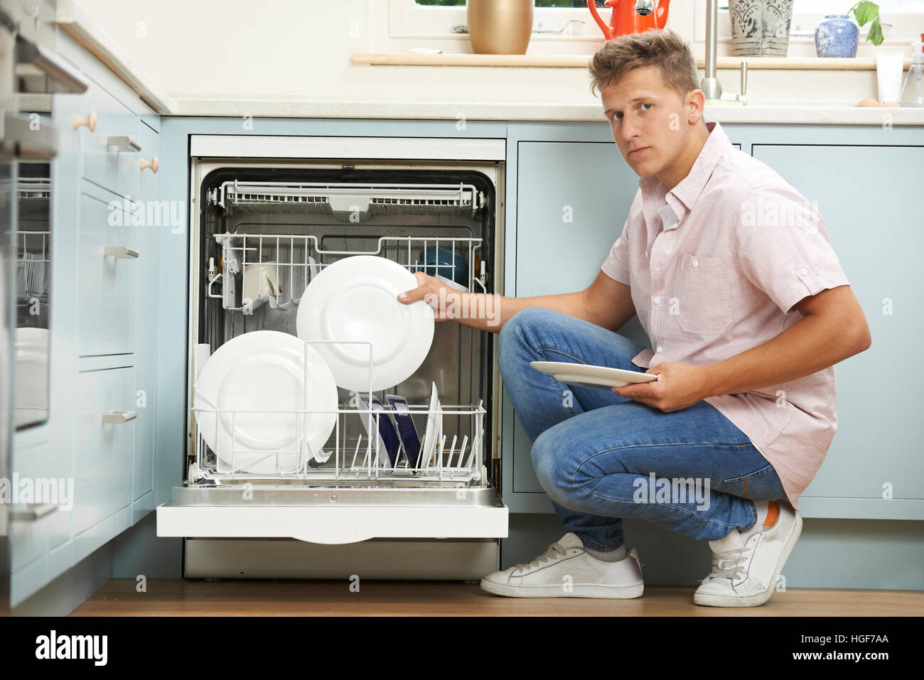 Loading man. Посудомойка юмор. Empty the Dishwasher. Load the Dishwasher. Dishwasher person.