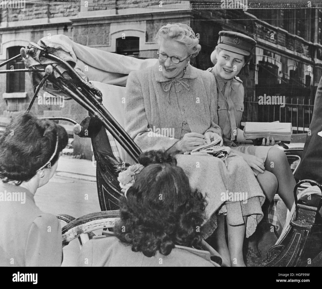 Lady Clementine Churchill, esposa de Sir Winston Churchill, con su hija Mary Foto de stock