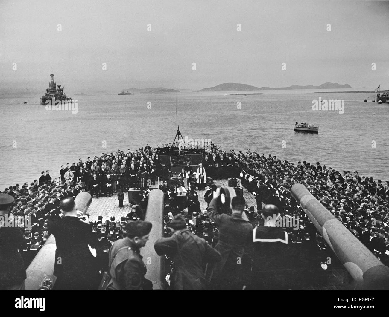 Servicio Divino celebrado a bordo del HMS Prince of Wales asistido por Winston Churchill y Theodore Roosevelt el 10 de agosto de 1941 Foto de stock