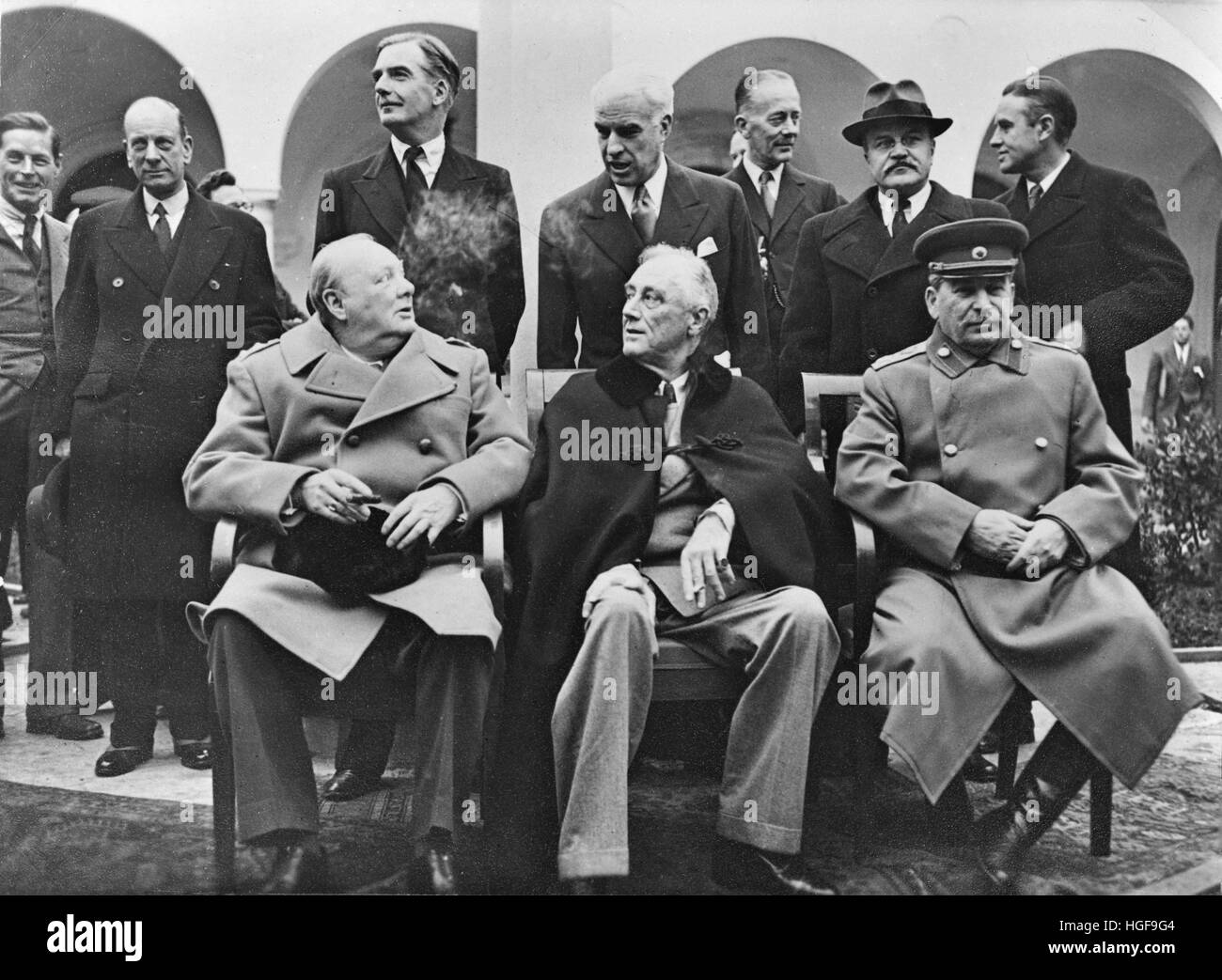 Winston Churchill, el presidente FD Roosevelt y Joseph Stalin en la Conferencia de Yalta, Crimea. Detrás de ellos están Anthony Eden y Molotov, febrero de 1945. Foto de stock