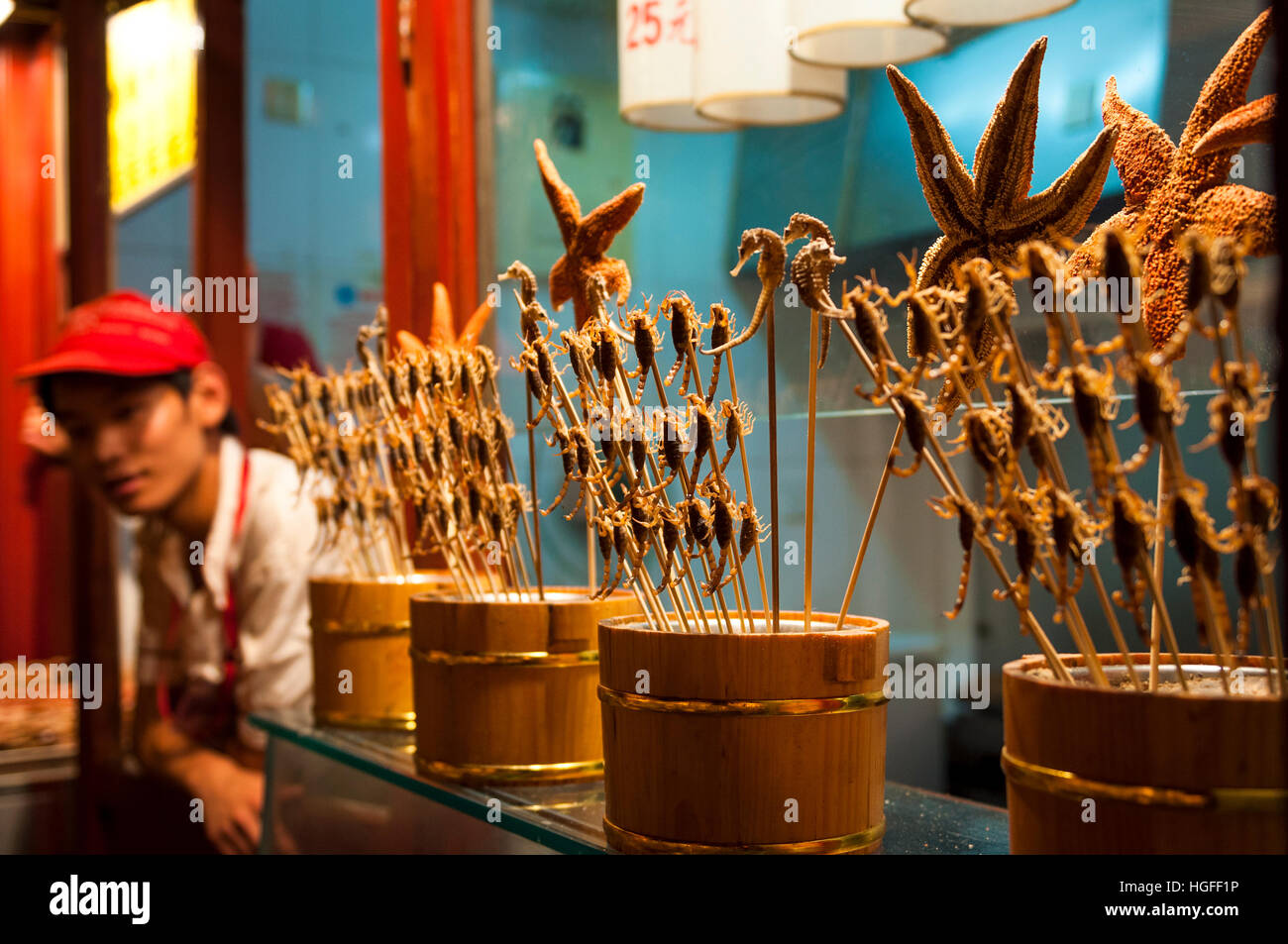Escorpiones fritos, caballitos de mar y estrellas de mar se vende como comida en un puesto de comida en Pekín, China Foto de stock