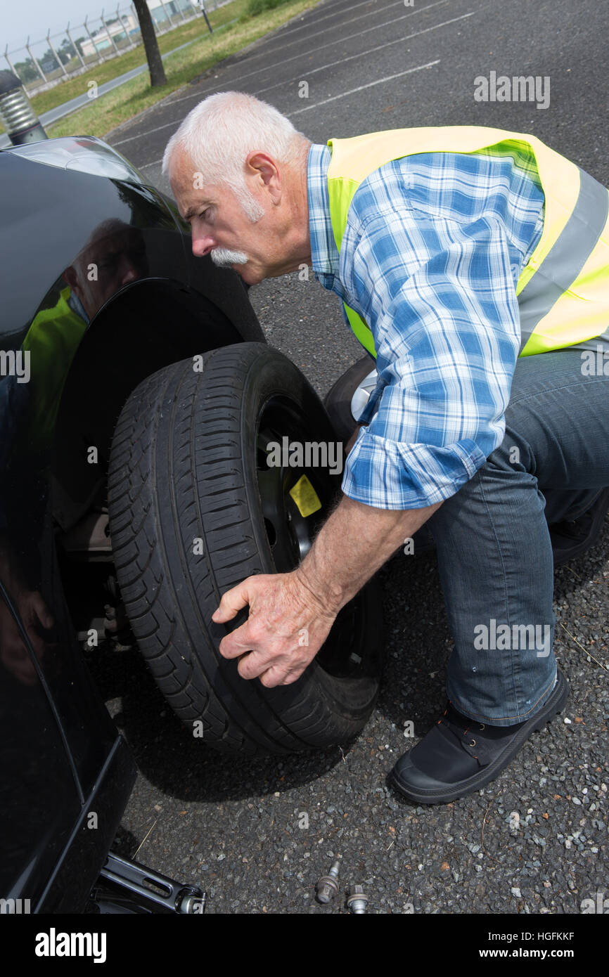 Edad cambiar neumático con fugas en el borde Fotografía de stock - Alamy