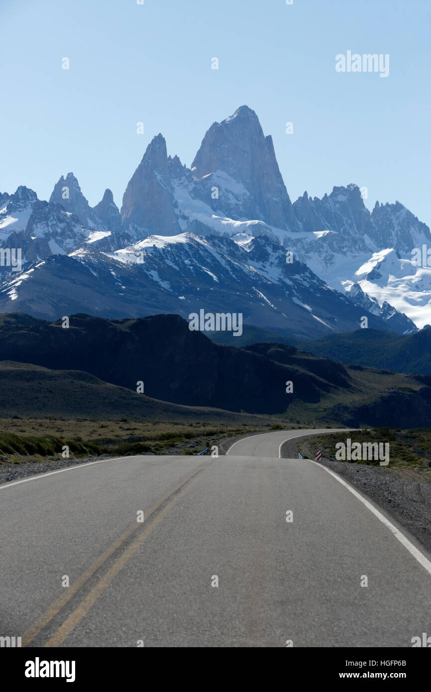 La carretera que conduce al Monte Fitz Roy y el Cerro Torre, El Chalten, Patagonia Argentina, Sudamérica Foto de stock