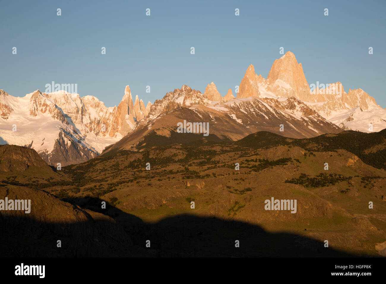 Vista del Monte Fitz Roy y el Cerro Torre al amanecer desde el Mirador de los cóndores, El Chalten, Patagonia Argentina, Sudamérica Foto de stock