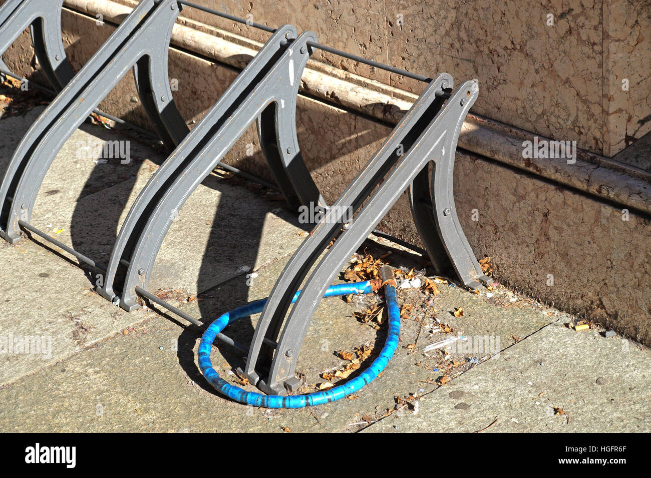 Vista mirando hacia abajo a los cables y bloqueos para asegurar una bicicleta para portabicicletas Foto de stock