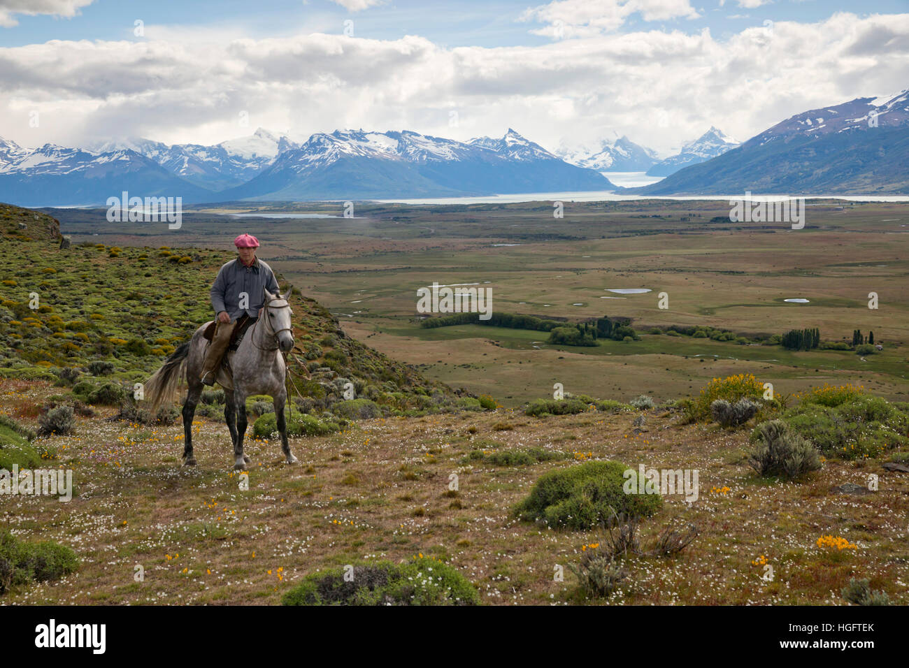 Gaucho a caballo en la Estancia Alta Vista con la Cordillera de Los Andes, Glaciar Perito Moreno y El Calafate, Patagonia, Argentina Foto de stock