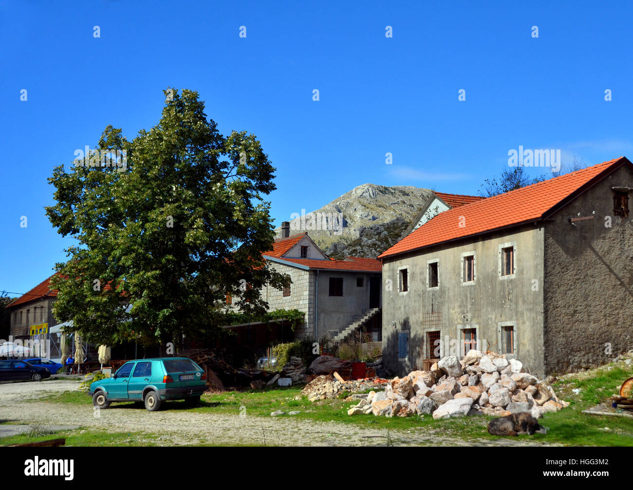La reconstrucción de las casas dañadas de guerra en un pequeño pueblo en la carretera de Cetinje en Montenegro. Foto de stock