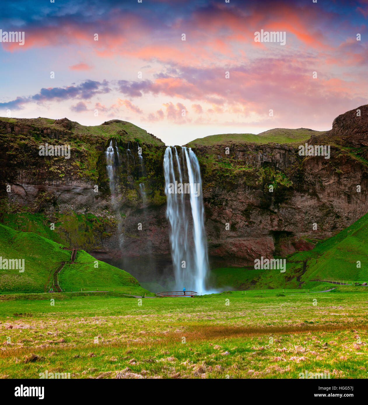 Por la mañana vista de la cascada de Seljalandfoss Seljalandsa río en verano. Colorido amanecer en Islandia, Europa. Foto de stock