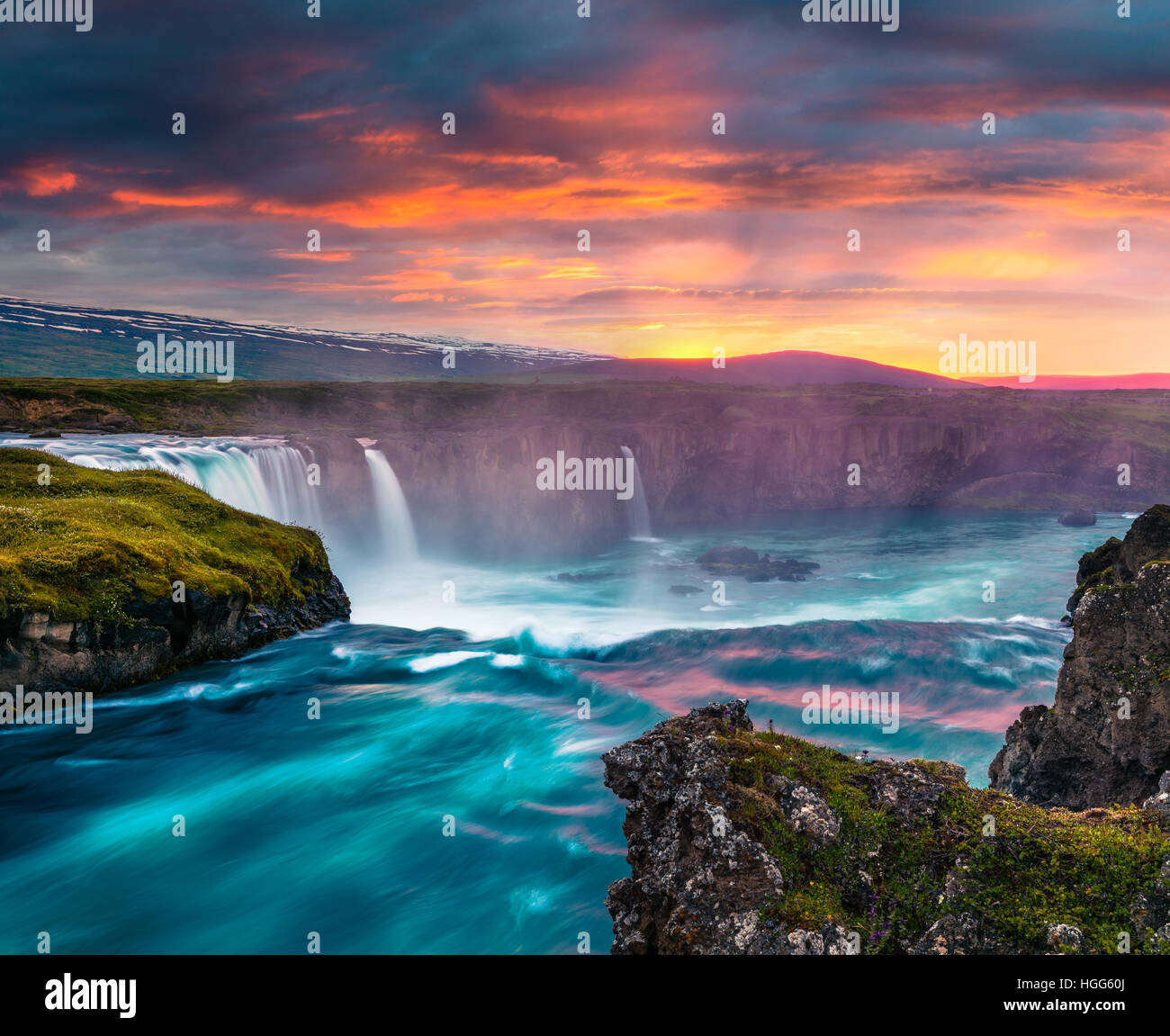 Mañana de Verano escena en la cascada Godafoss. Colorido atardecer sobre el río Skjalfandafljot, Islandia, Europa. Foto de stock