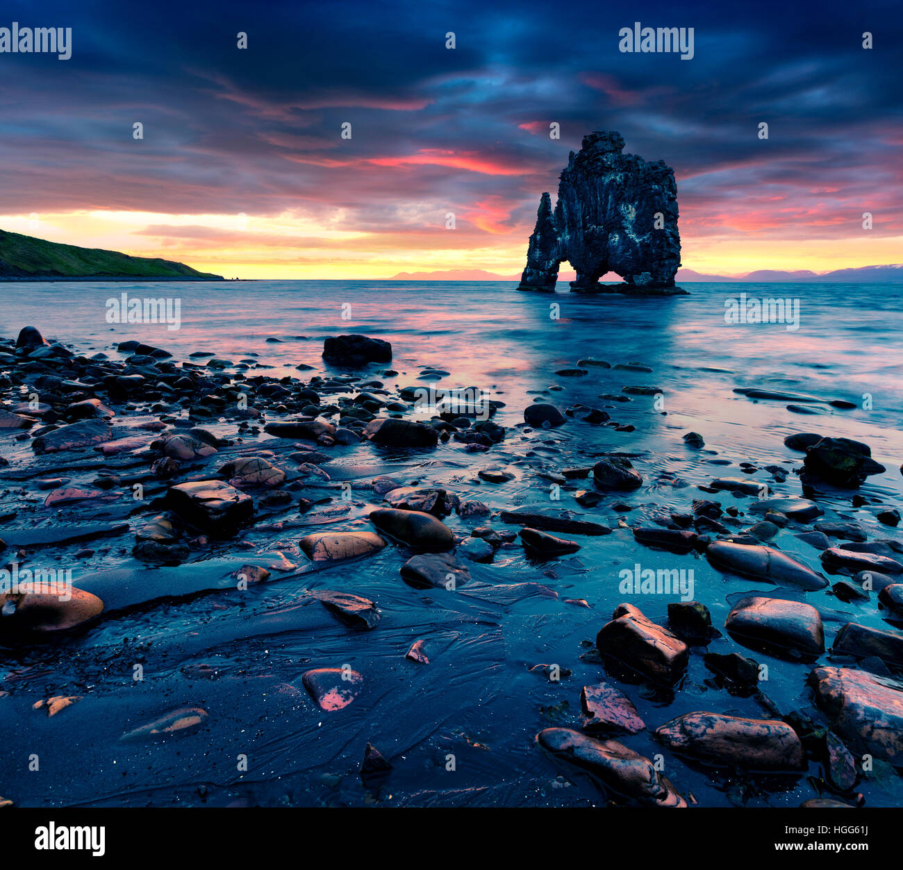 Enorme pila de basalto Hvitserkur, sobre la costa oriental de la península Vatnsnes. Colorido amanecer de verano en el noroeste de Islandia Foto de stock