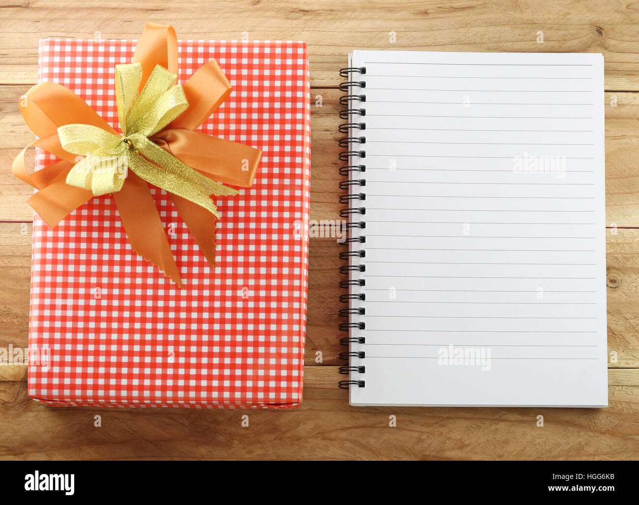 Caja de regalo roja con vacío libro blanco sobre fondo de madera,concepto de Navidad y día importante. Foto de stock