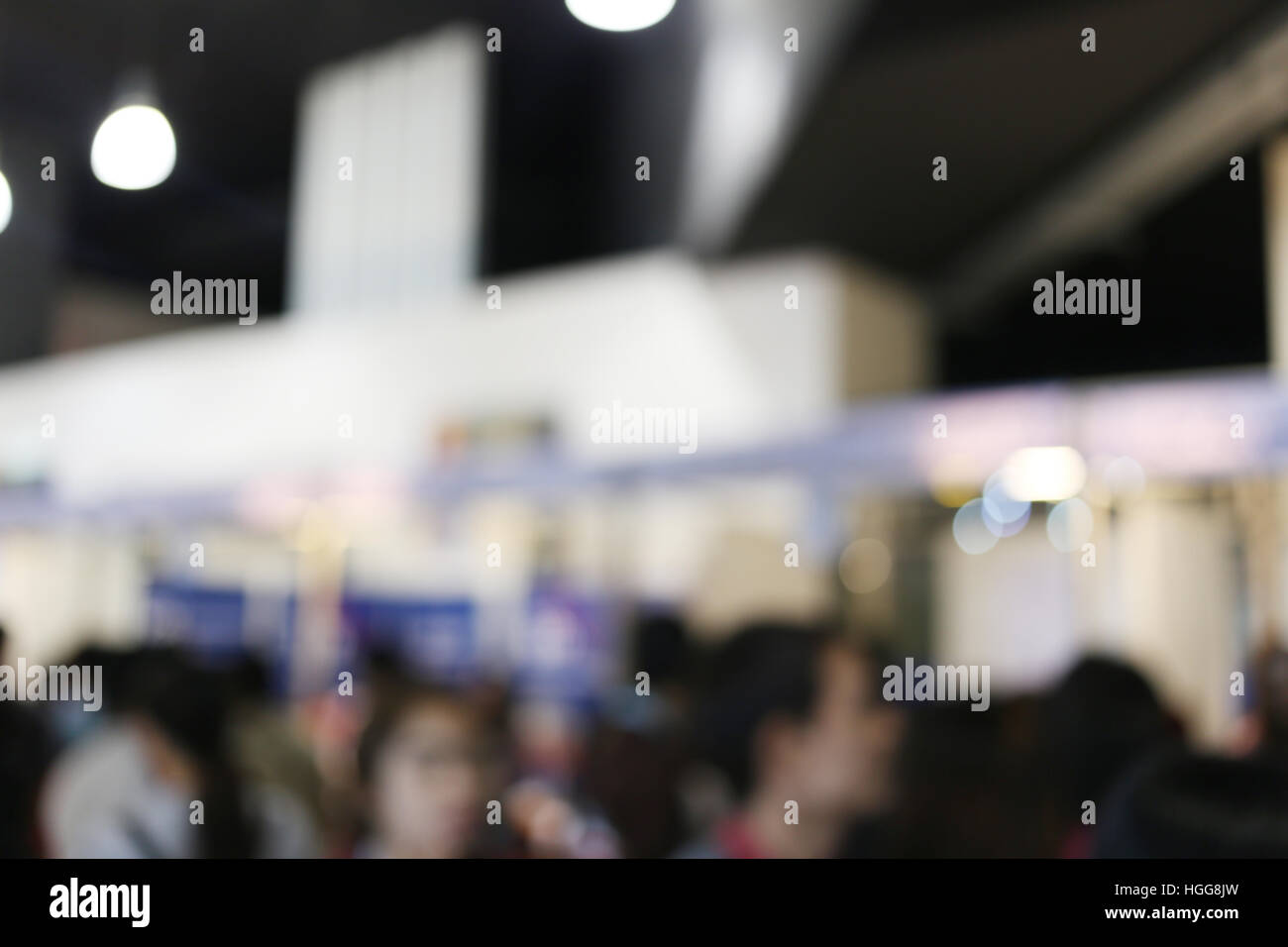 Resumen fondo desenfocado de las personas en el centro comercial de diseño como telón de fondo de la presentación. Foto de stock