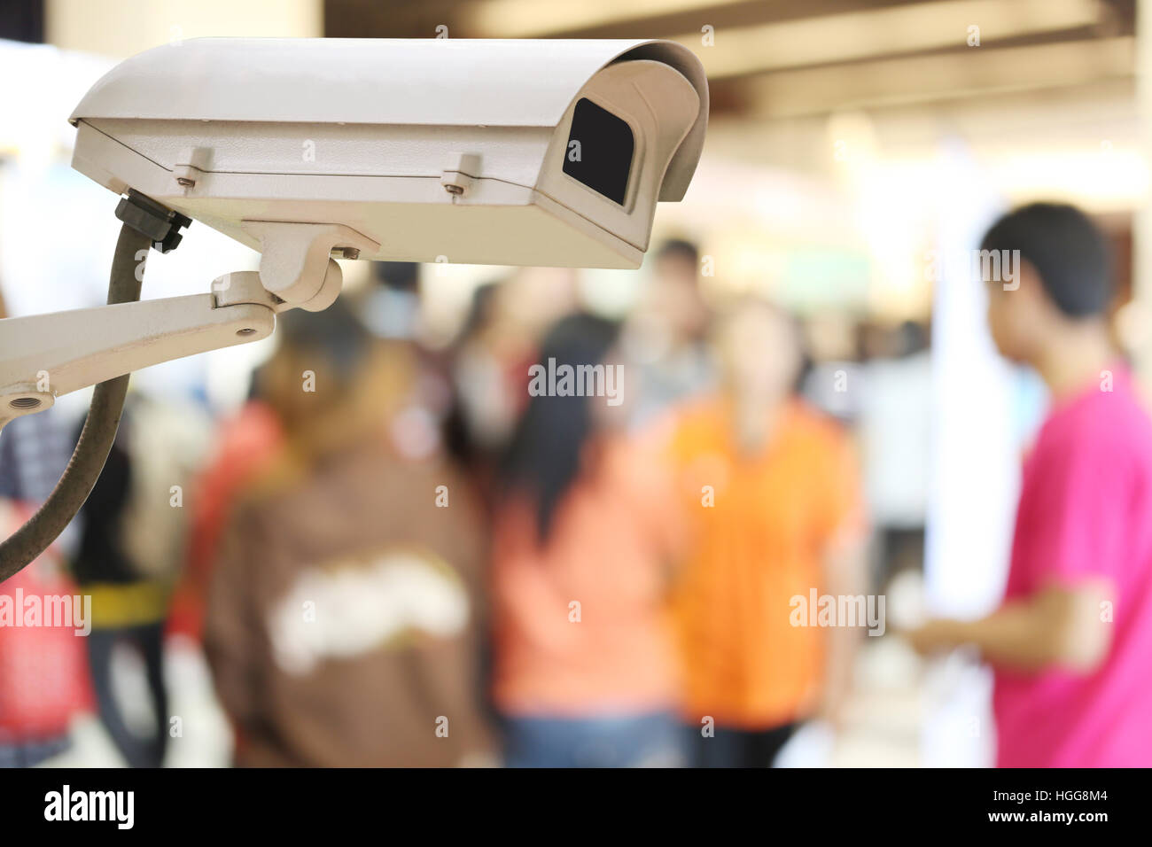 Cámara CCTV Record de fondo desenfocado de las personas en el centro comercial, el concepto de seguridad. Foto de stock