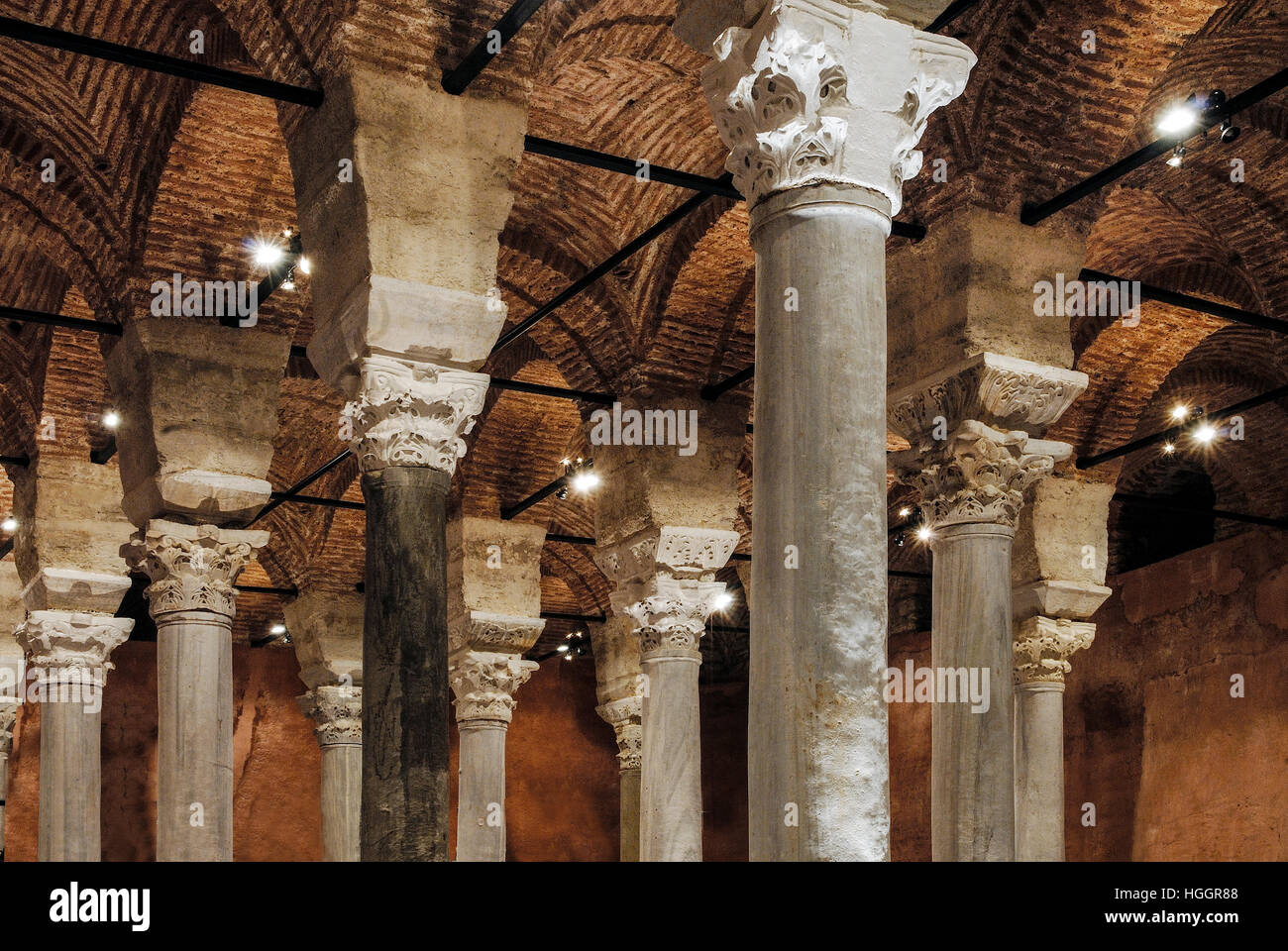 Cisterna del sultán de Fatih en Estambul, Turquía, la cisterna es un recipiente impermeable para contener líquidos, generalmente agua. Las cisternas son a menudo construidas para recoger y almacenar el agua de lluvia. Foto de stock