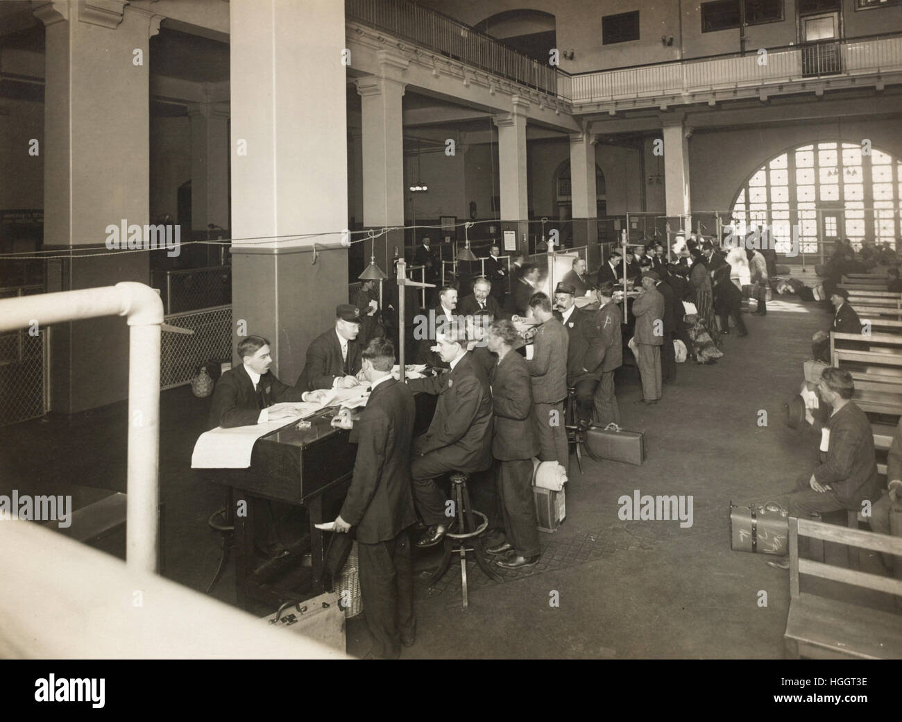 Los inmigrantes están registrados en uno de los extremos de la sala principal, la U. S. Immigration Station - Ellis Island Immigration Station 1902-1913 - Foto : Edwin Levick Foto de stock