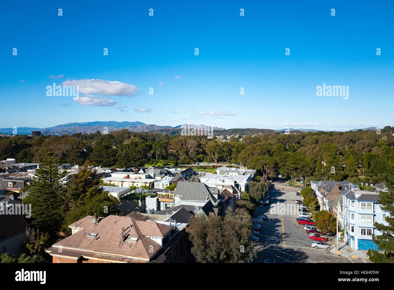 Vista aérea, mirando al norte, de San Francisco, California, del Parnassus Heights, incluyendo el Parque Golden Gate, la torre de la DeYoung en el museo, y las torres del Puente Golden Gate, el 5 de enero, 2017 Foto de stock