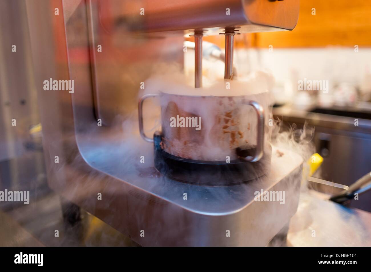 Utiliza una máquina especial para churn helado a través de nitrógeno líquido, Lafayette, California, 2016 Foto de stock