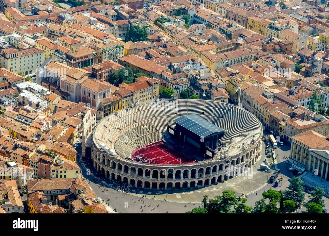 El centro de la ciudad con Arena di Verona, provincia de Verona, Véneto, Italia Foto de stock