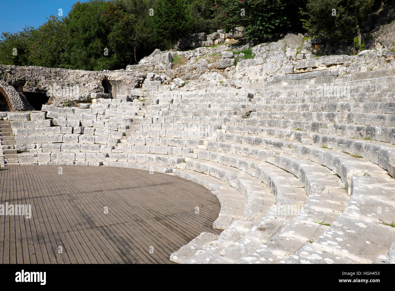 El teatro romano, el anfiteatro, la antigua ciudad de Butrint, en la región de Vlora, Albania Foto de stock