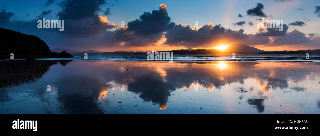 Puesta de sol en invierno Downings Playa Rosguill Sheephaven Donegal Foto de stock