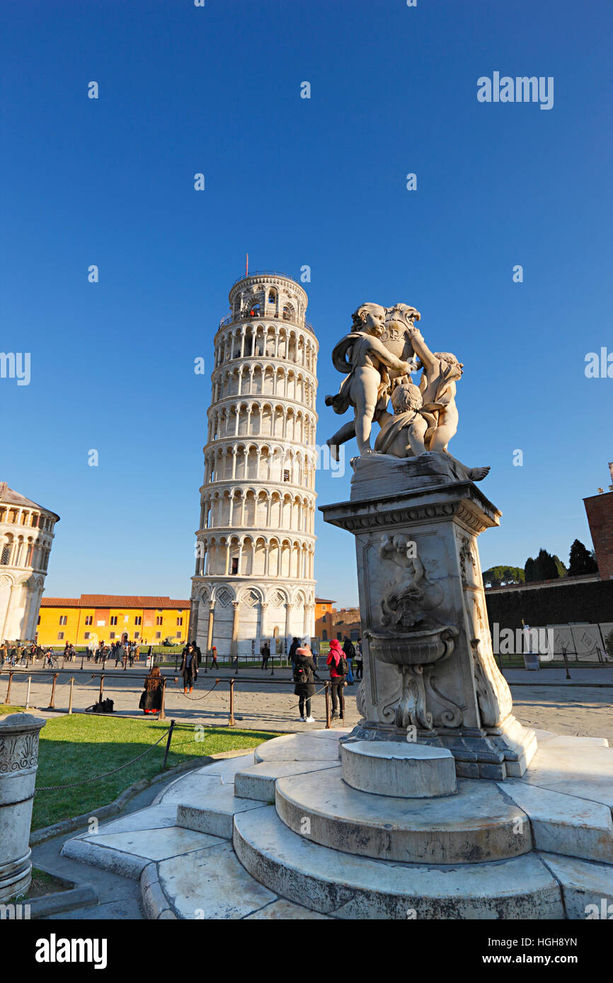 La Torre Inclinada de Pisa y la fuente con ángeles en la Piazza dei Miracoli en Toscana Foto de stock