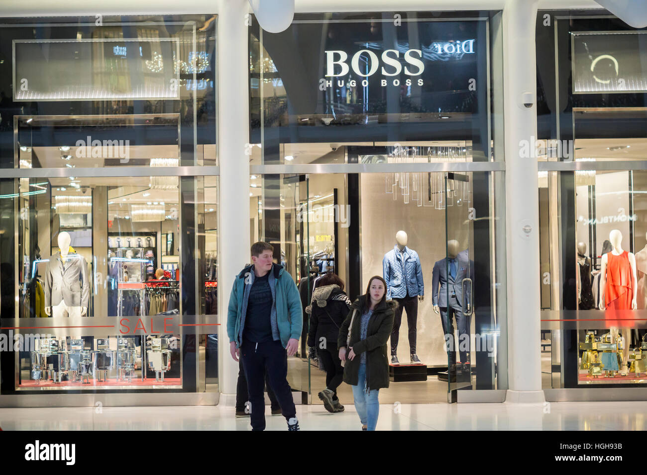 La tienda de Hugo Boss en el Oculus shopping mall, en el Centro de  Transporte del World Trade Center en Nueva York el lunes, 2 de enero de  2017. Hugo Boss anunció
