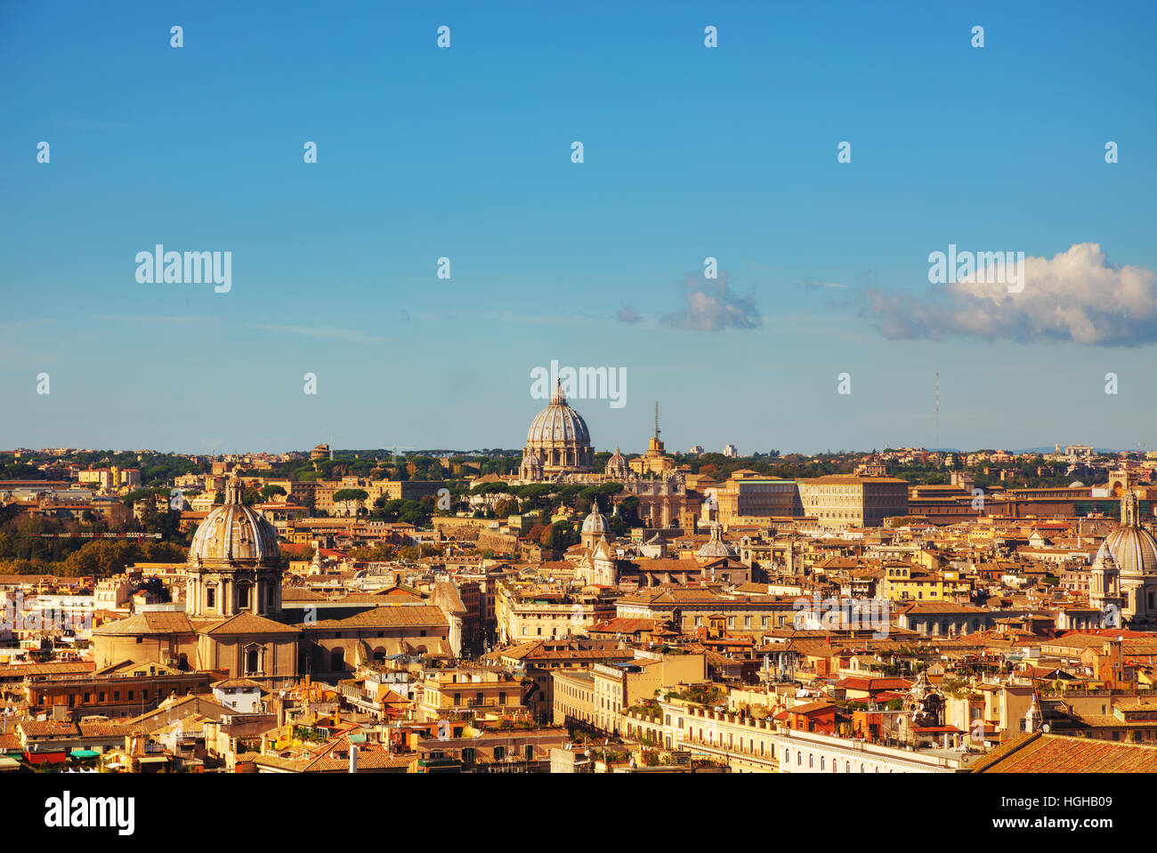 Vista aérea de Roma con la Basílica Papal de San Pedro en la ciudad del Vaticano Foto de stock