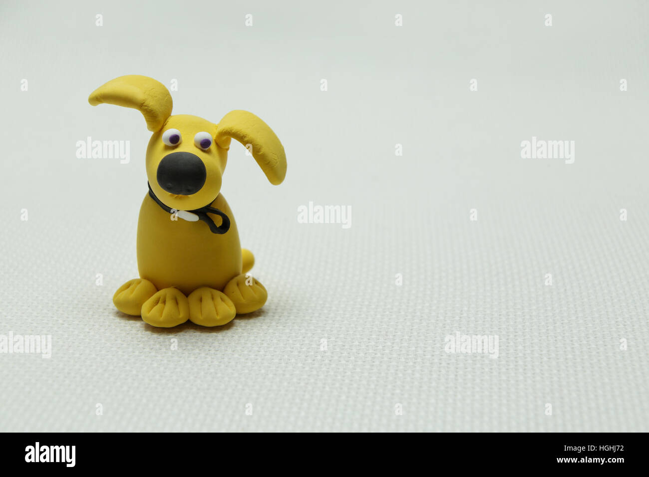 Juguete de un perro de plastilina sobre un fondo de luz Fotografía de stock  - Alamy